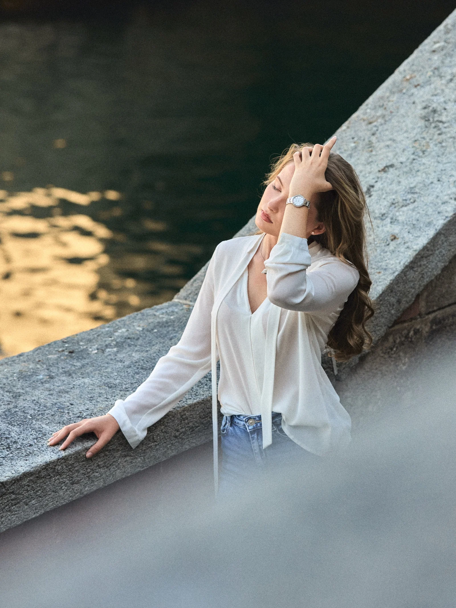 Eloïse, modèle, portrait les yeux fermés, lumière du soir au bord de l’eau, Bâle