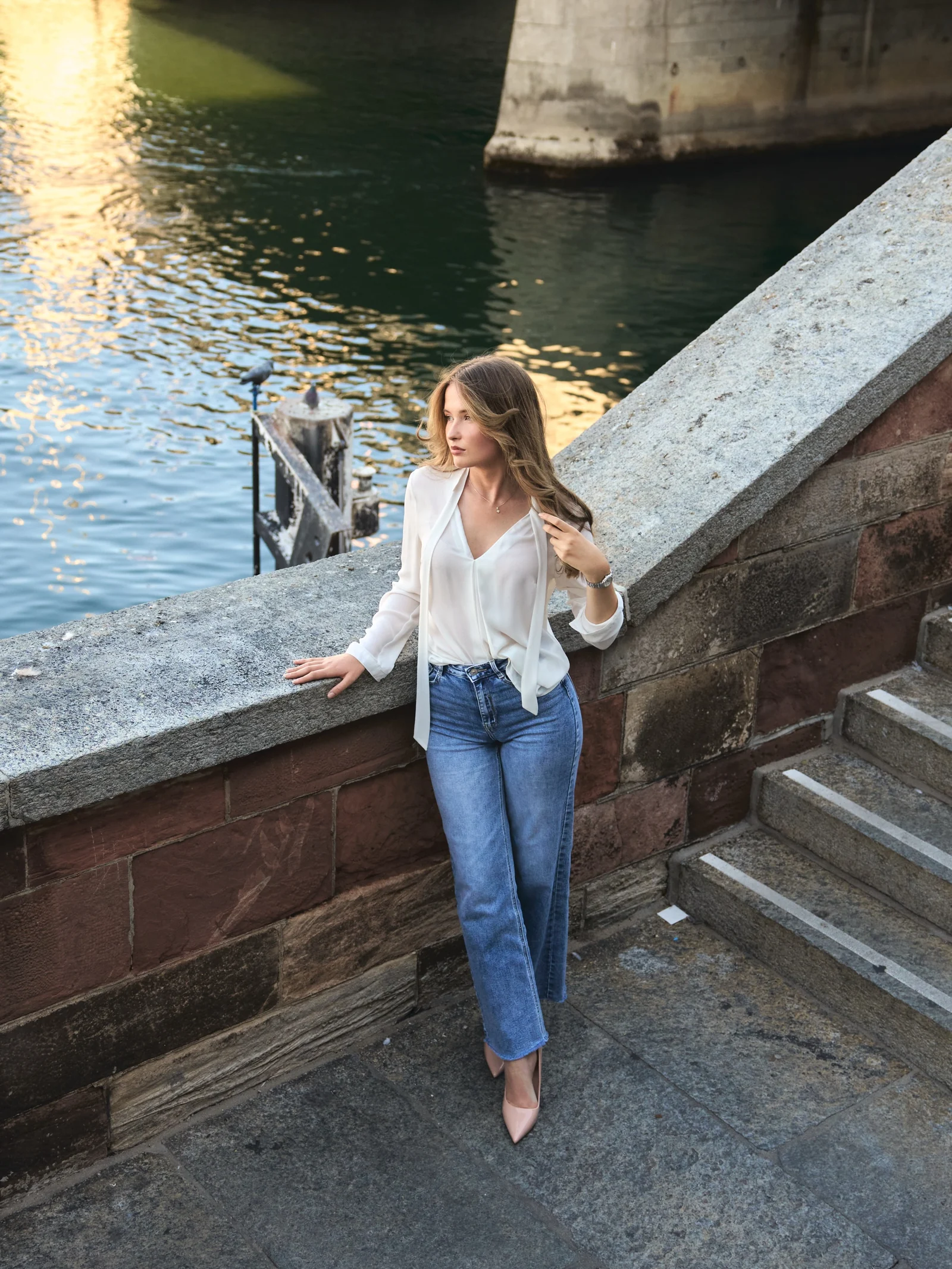 Eloïse, modèle, pose en pied sur les quais, vue en plongée, Bâle