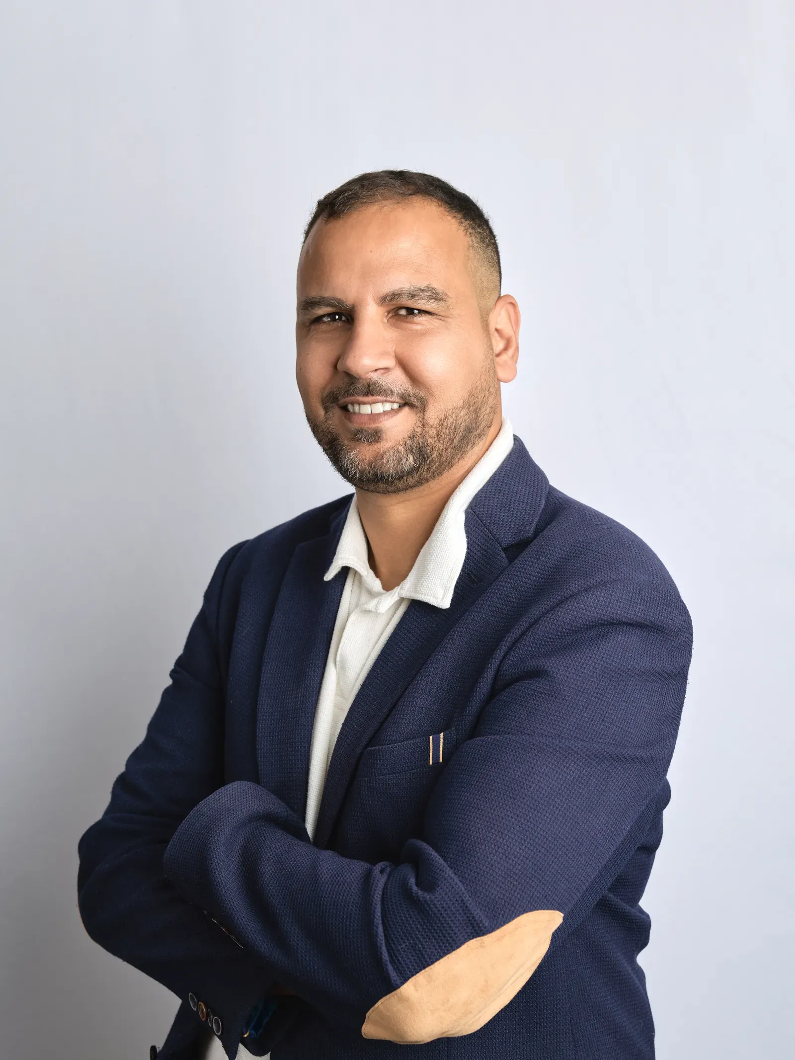 Mehdi Ben Aissa, conseiller immobilier, portrait trois-quarts en studio