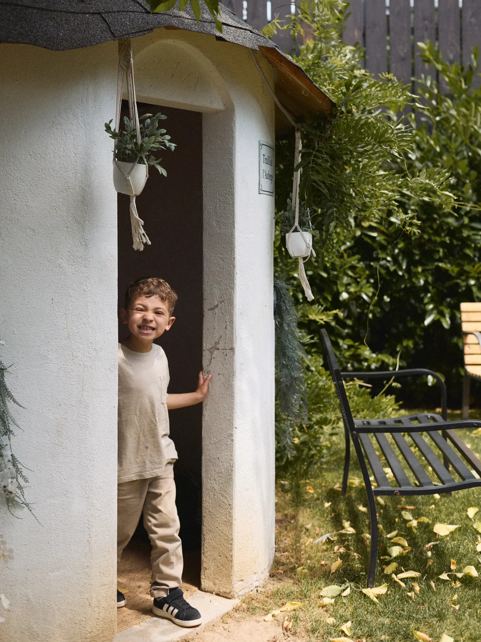 Moment en famille, enfants jouant ensemble en extérieur, Alsace