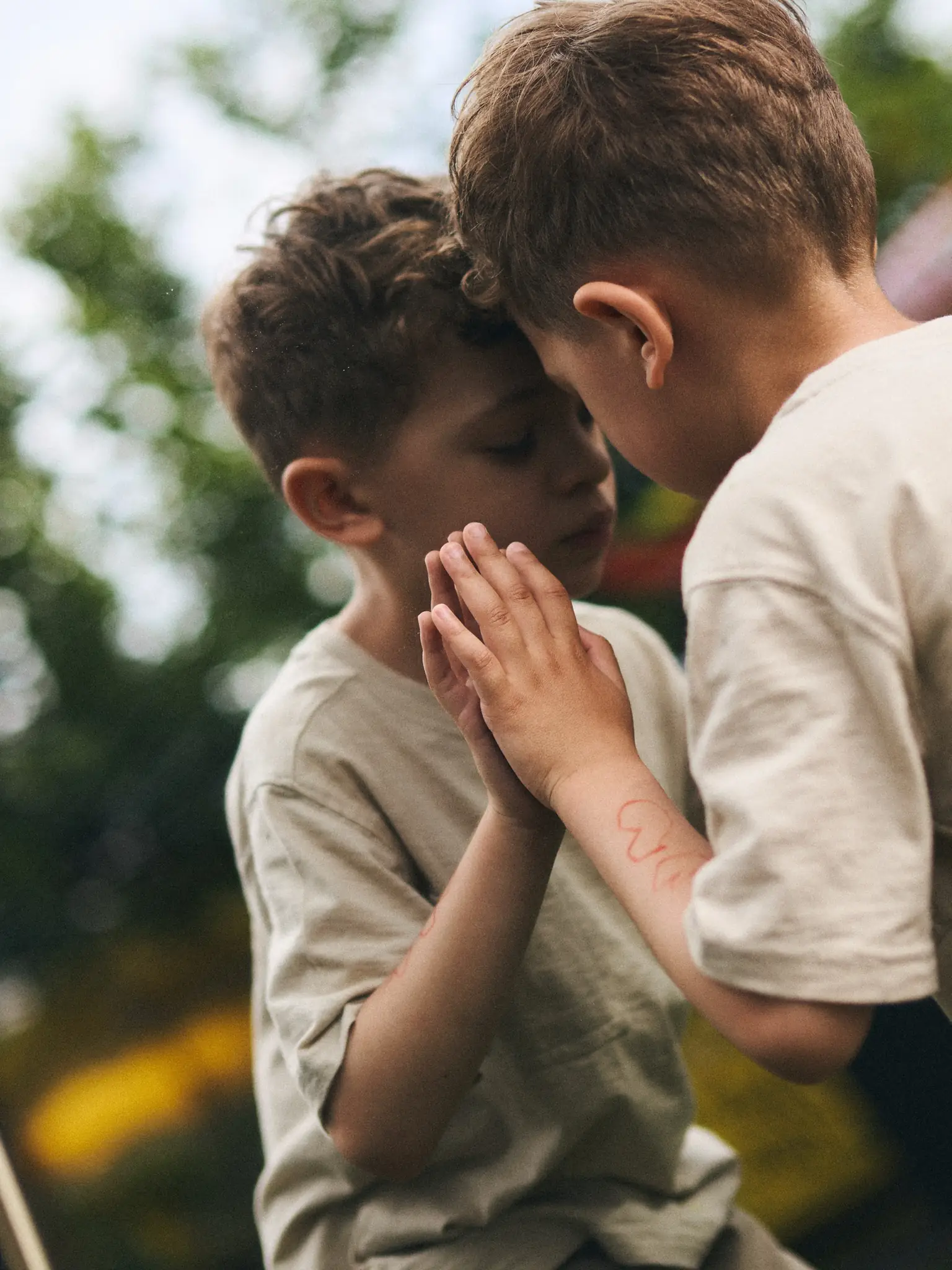 Complicité entre frères, portrait lifestyle enfants en extérieur