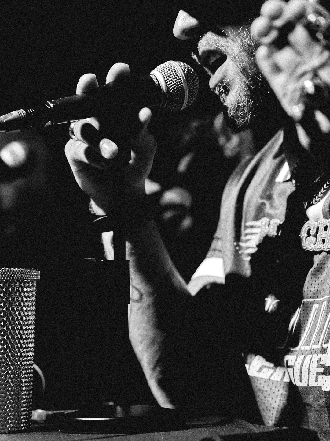 Rappeur au micro en plein freestyle, battle Block organisée par Le Squ'art à Mulhouse